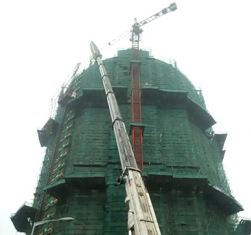 织金吊车在工地上作业